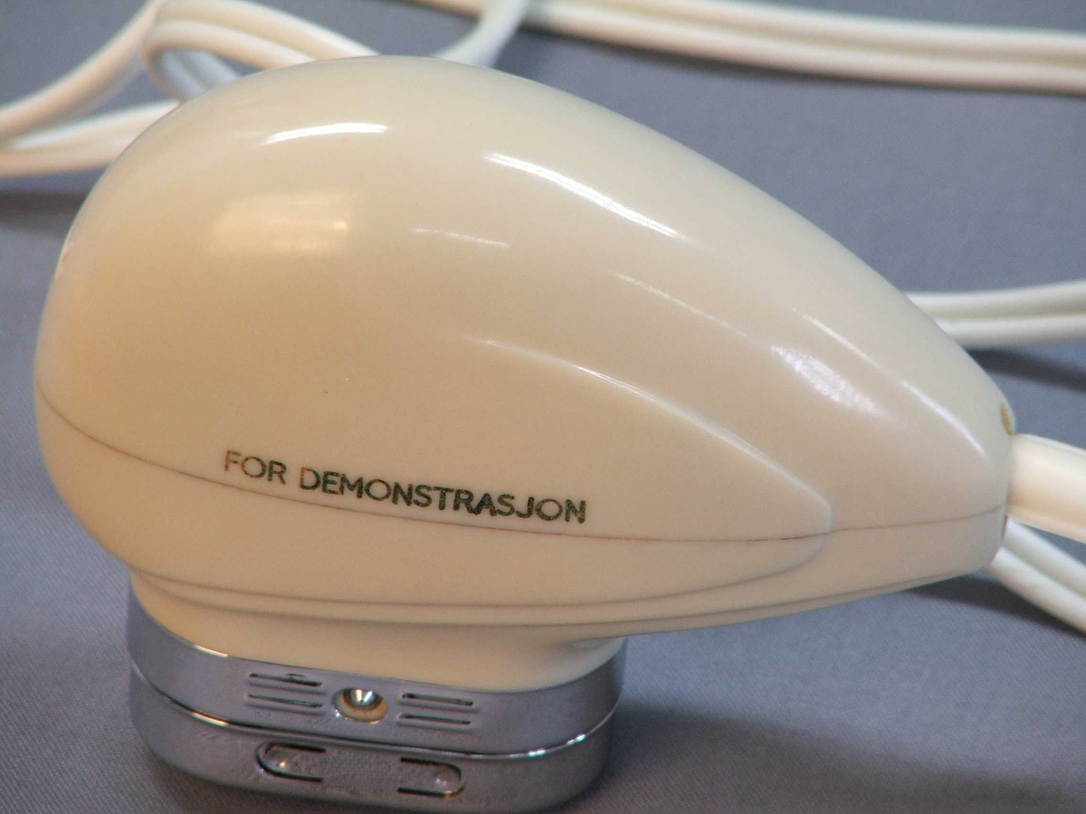 Oval, rund form "som ligg godt i handa". Blank ende med blankt lok. Tar du av loket er det to runde former inni. Ledning. Støpsel. På undersida av støpsel er det ulike innstillingar på "volts" ein kan skyve fram og attende.