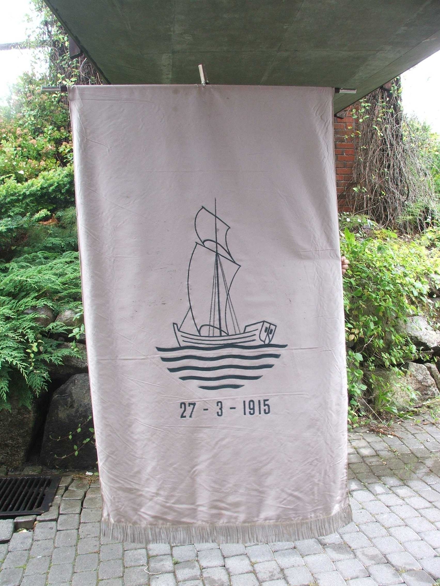 Gardstun med fjord, fjell og bre i bakgrunnen på framsida. På baksida skal det vere Holvikejekta som er måla i ein enkel strek. Tekst på framsida er "Nordfjordlaget i Oslo" over måleriet. Under "Nordfjord, du fagre og fjellsterke heim". 10 blader i rad på kvar side av motivet. 