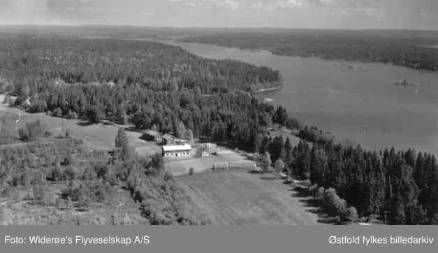 Oversiktsbilde over Karlsborg gartneri sett mot Årefjorden. i Rygge. Eier(1942): Karl Henriksen, f. 1883. 

Utskilt som bnr 26 den 3.5.1927. Første eier ble da Karl Johan Henriksen (f. 22.11.1883 på Aarvoldbraaten, død 1945 på Karlsborg)