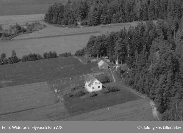 Oversiktsbilde over ukjent gård. Halmstad i Rygge?