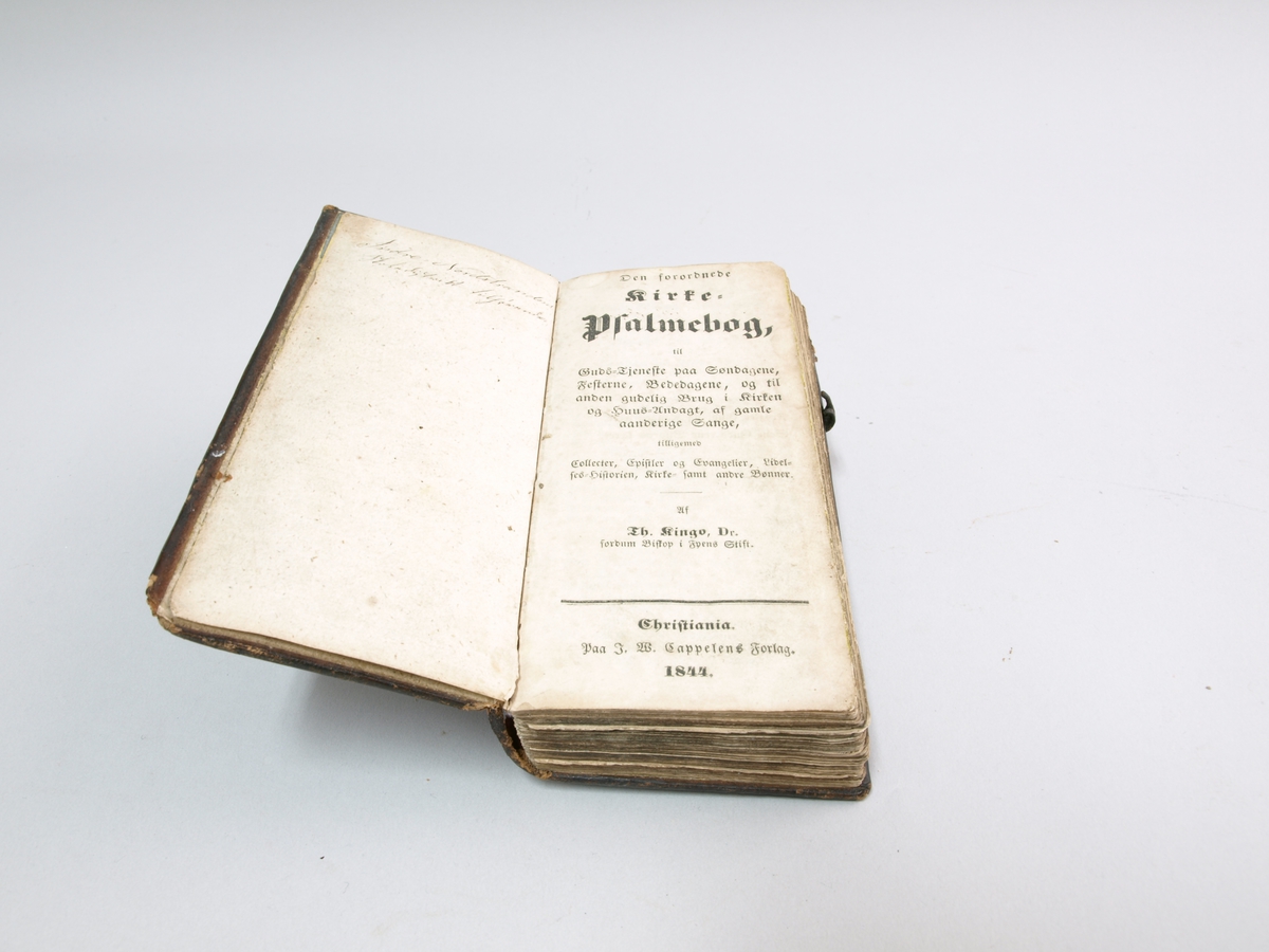 Blomer, hjarte, søyler, mønster stansa inn i framsida.