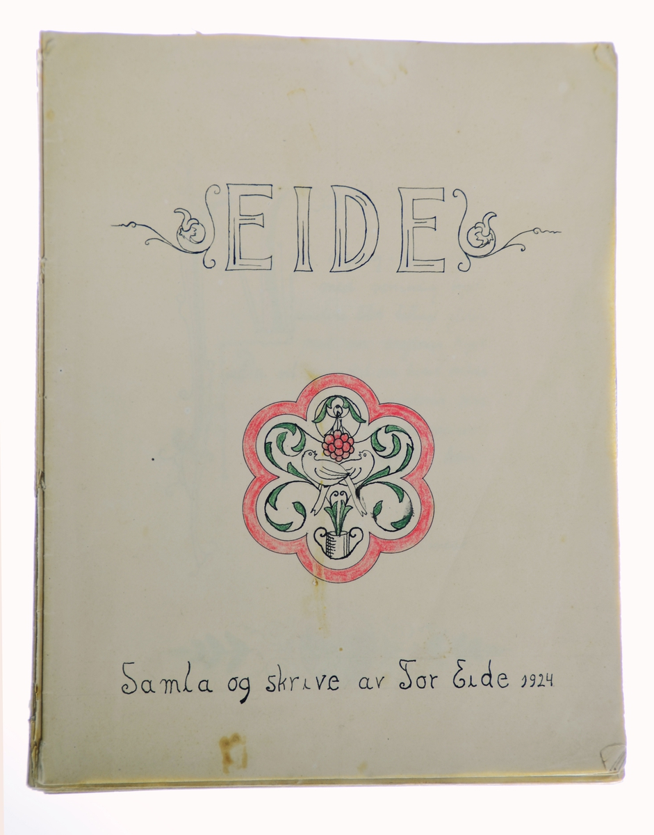 Heftet er ei handskriven gardssoge på 96 sider. Framside og kvar kapittel-framside er dekorert med bordar og initialer. Hefte bunden saman med bomullstråd. Det består av 6 delar.
Heftet er laga og sett saman privat.