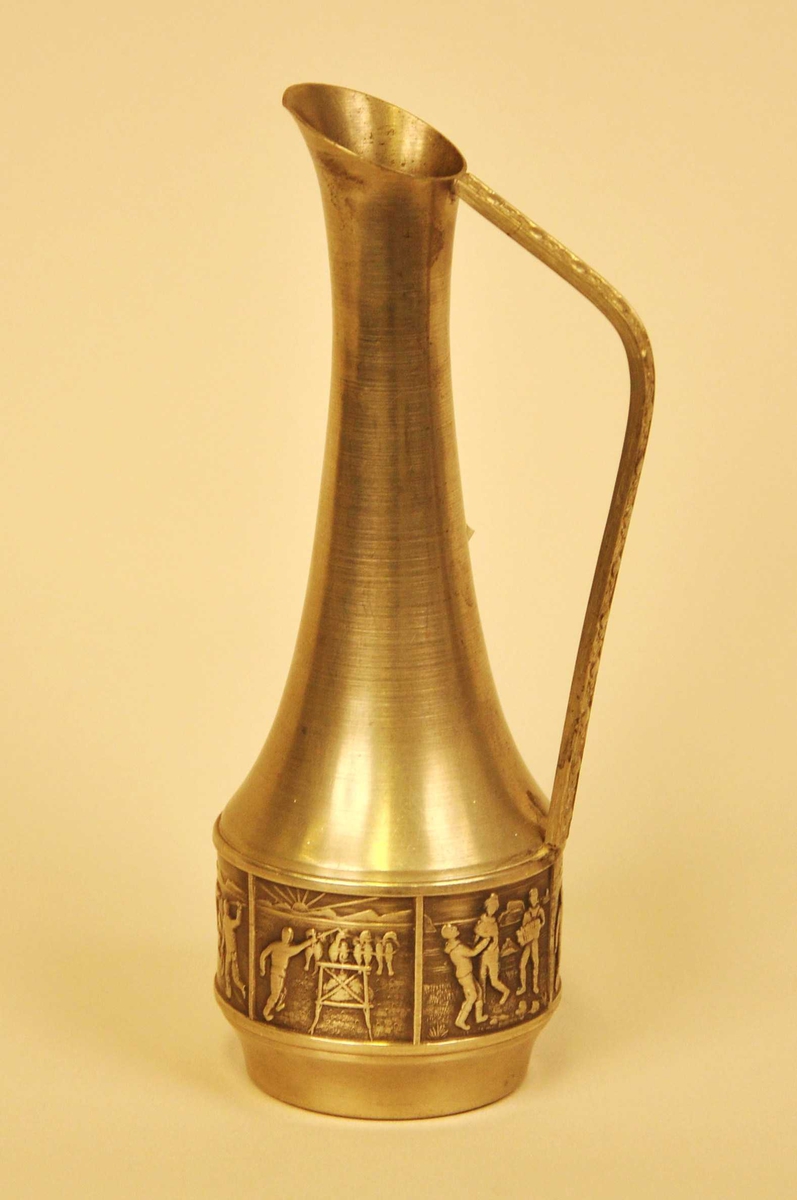 6 små bilete der 2 av dei vert gjentekne medan 2 finnast i eit eksempel. Eitt av dei syner eit par som dansar etter trekkspelmusikk, eit anna syner fangst frå kajakk med spydet klargjort til kast, det tredje syner ein isbjørn som vert jakta. Det fjerde bilete syner drift av hundespann.