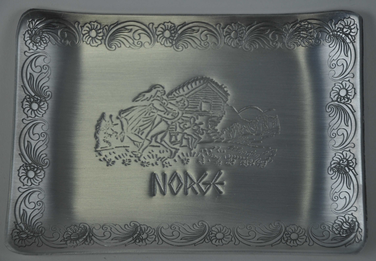 Fatet har bord av blomar og rosemålingskrusedullar rundt kanten. Bilete på fatet er av eit dansande par, der guten svingar jenta i lufta. Dei dansar på ei blomstereng med stabbur, åsar og tre i bakgrunnen.