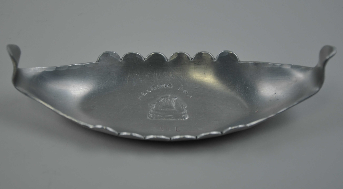 Eit vikingskip med segl og vimpel i masttoppen, med drakehovud i stamnen og drakehale akter. Bølgjene under er stiliserte.  