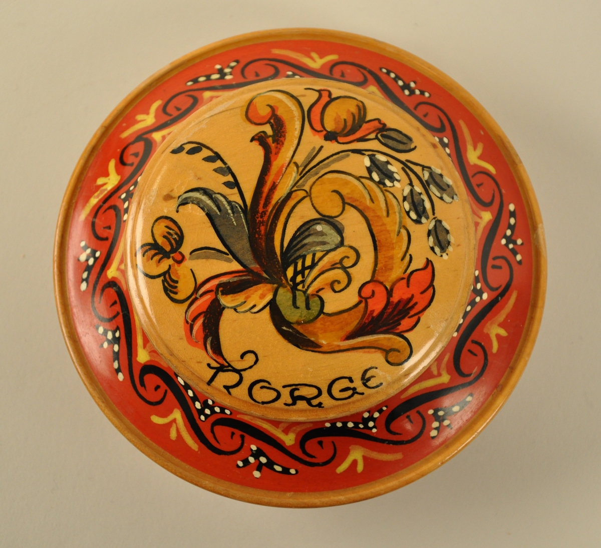 Rosemålingsdekor på loket og på kanten rundt.