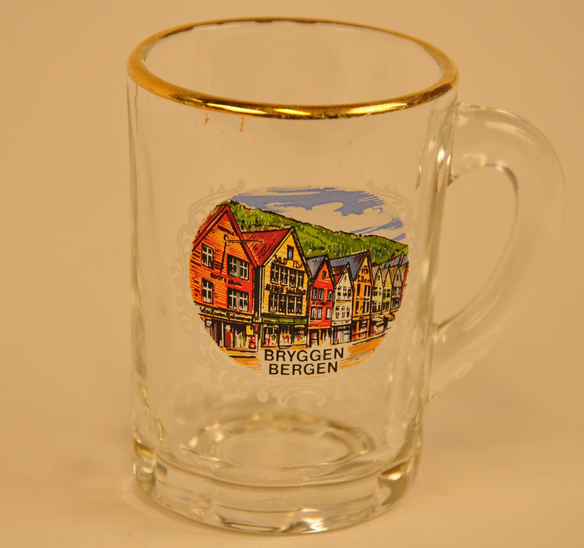Motivet er ei teikning med eit utsnitt av Bryggen i Bergen med ei åskam i bakgrunnen.