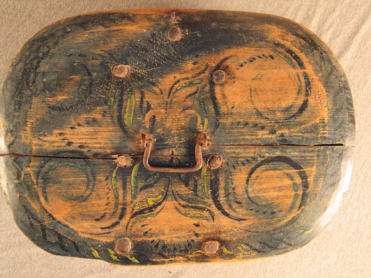 Viksdalmåling. På mørkeblå bakgrunn svarte og gule ranker med bladverk i mellom.