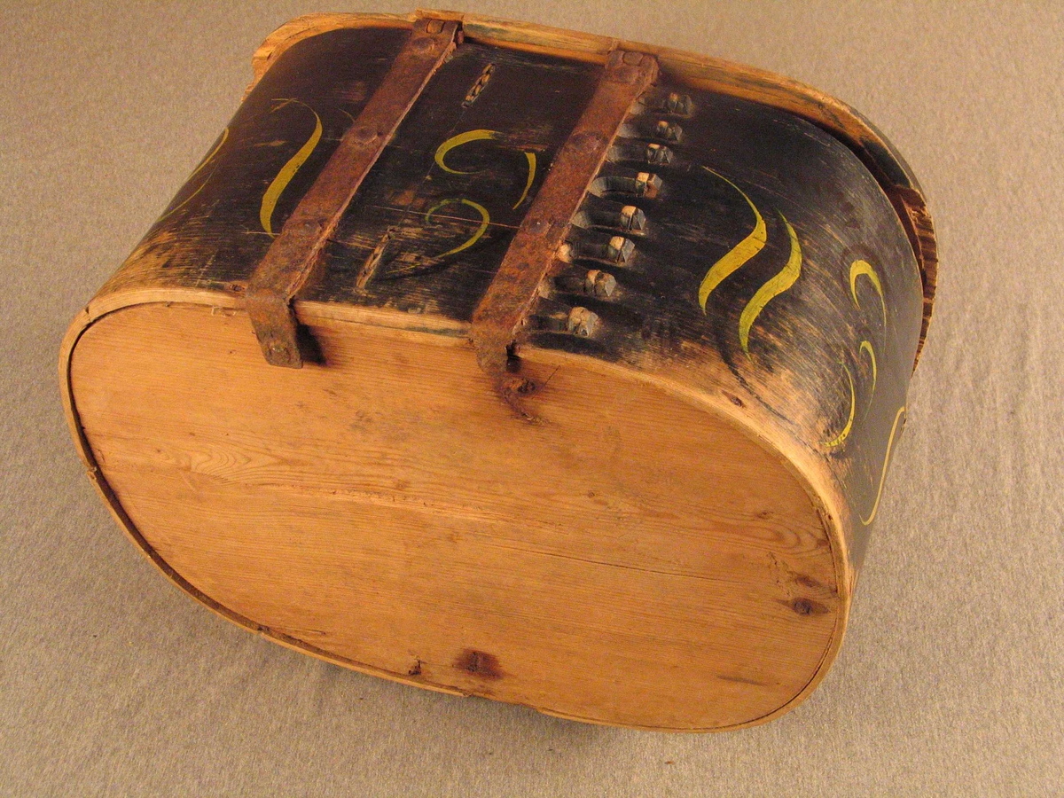 Viksdalmåling. På mørkeblå bakgrunn svarte og gule ranker med bladverk i mellom.