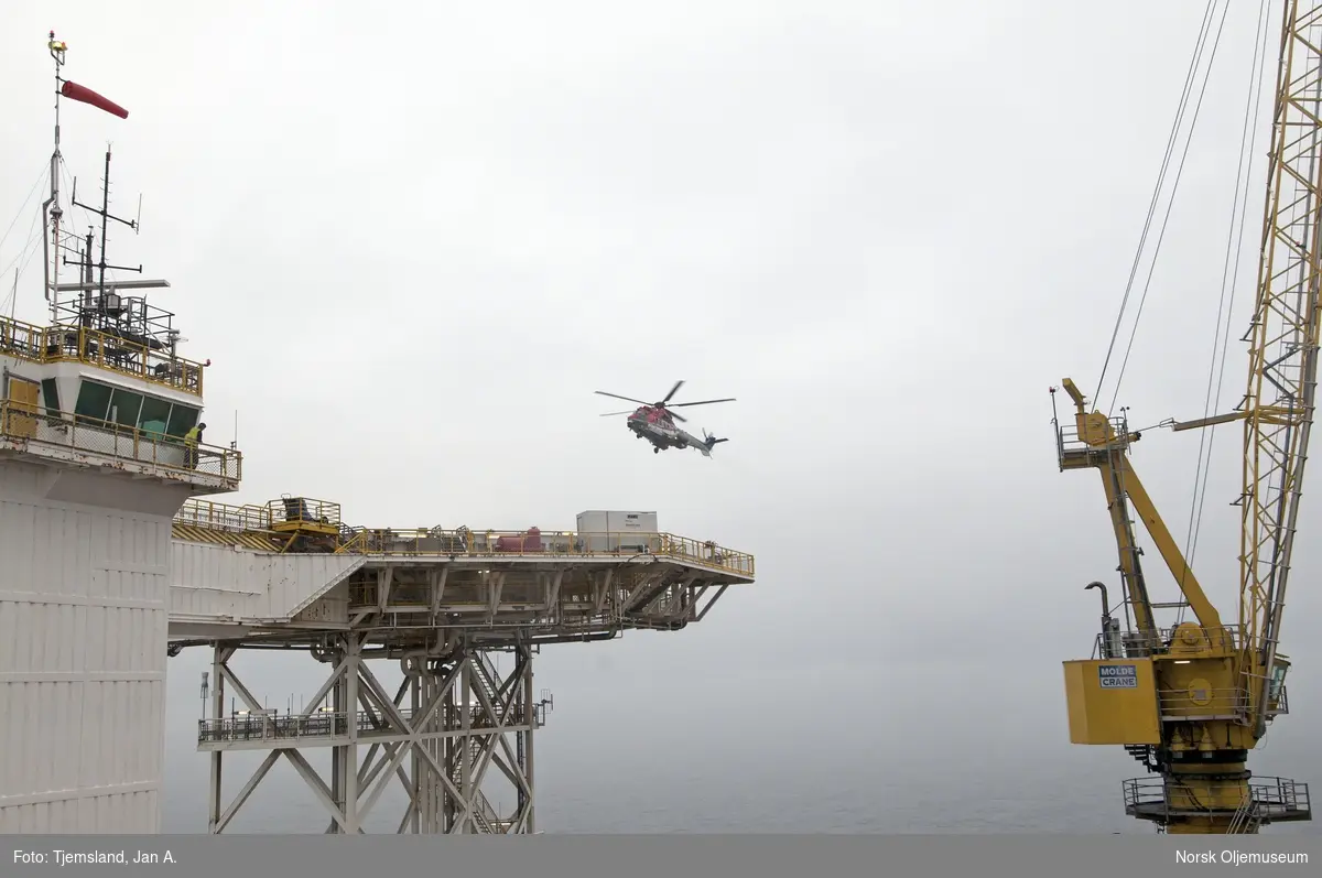 Et helikopter av typen Super Puma kommer inn for landing på Statfjord C.  Krane nr.1 til høyre, tårn og landingsplassen for helikopter til venstre i bildet.
Helikopter som trafikkerer Statfjordfeltet har base på Flesland ved Bergen og har en times flytid ut til feltet.