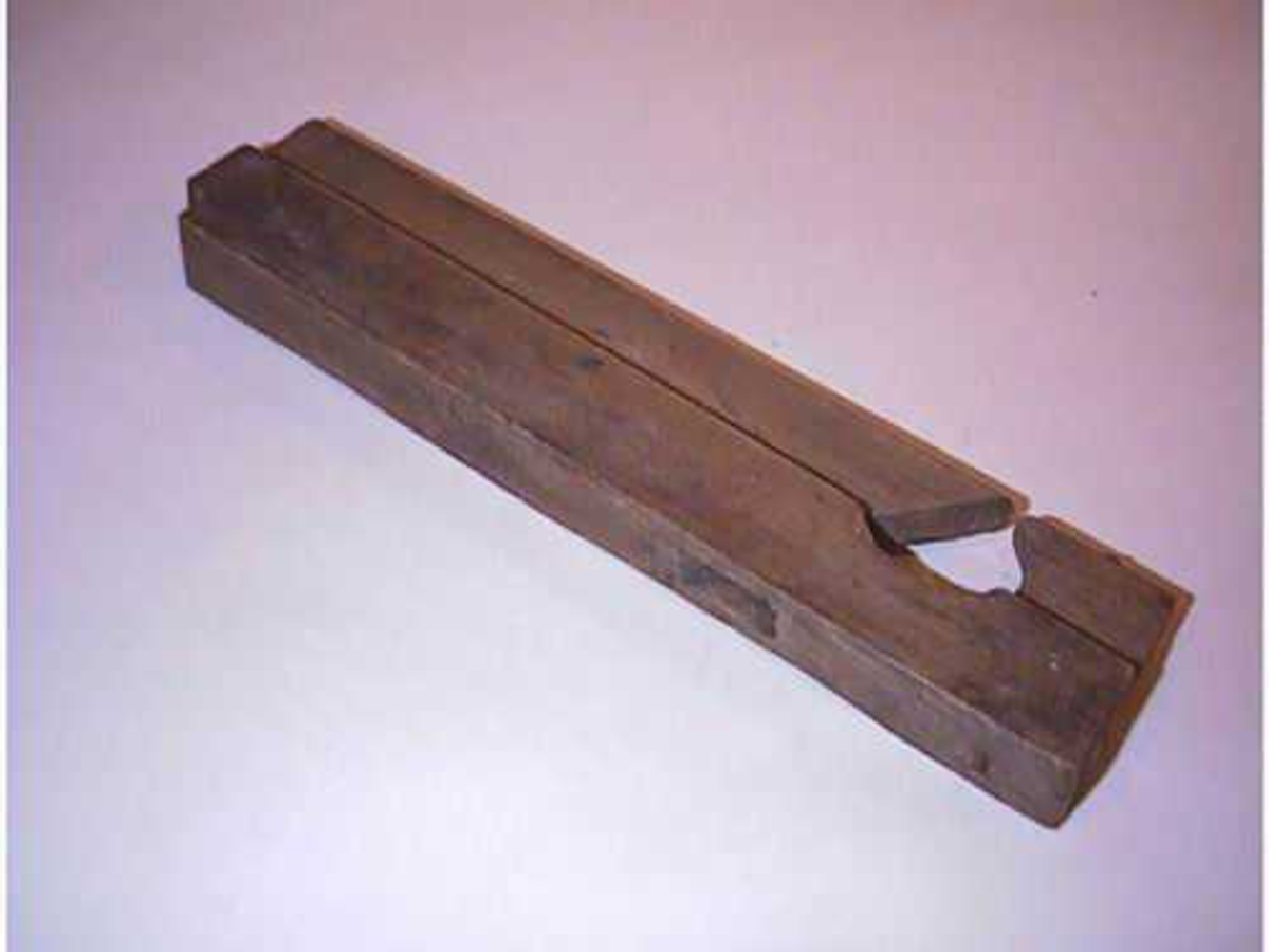 Smal rektangulær høvel. Solen er forma til høvling av profil. Jern og kile vantar