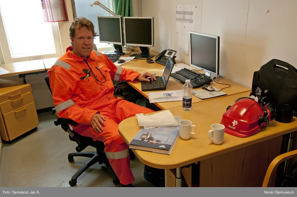 Historiker Gunleiv Hadland fra Norsk Oljemuseum besøker Statfjord C-plattformen i forbindelse med prosjektet Kulturminne Statfjord.
Litt arbeid i lånt kontor hører med.