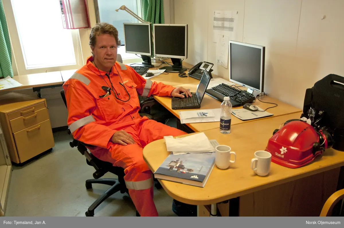 Historiker Gunleiv Hadland fra Norsk Oljemuseum besøker Statfjord C-plattformen i forbindelse med prosjektet Kulturminne Statfjord.
Litt arbeid i lånt kontor hører med.