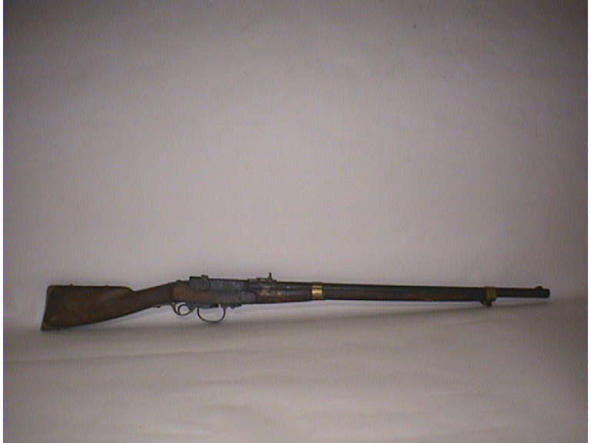 To beslag av messing rundt pipe og stokk