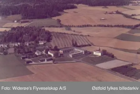Haugetun ungdomsskole, Rolvsøy skråfoto 1963.