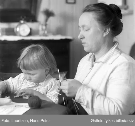 Marie Lagertha Lauritzen strikker med Dagar Lauritzen ved sin side.
Hollenderberget i Moss, ca 1920.