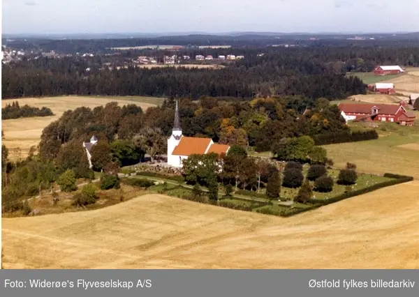 Flyfoto av i Rakkestad kirke.