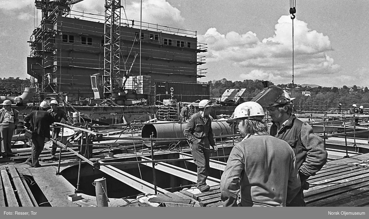 Dekket til Statfjord A er under bygging i tørrdokken til Aker Stord.
To gamle skrog benyttes som "fundamenter" til dette arbeidet, og når dekket er ferdig og klar for sammenkopling med betongunderstellet, taues det hele ut i fjorden hvor sammenkoplingen skal finne sted.