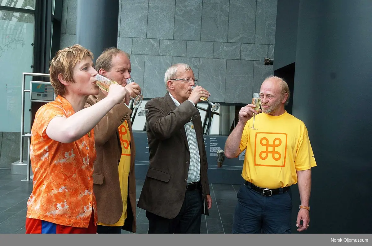 Flaske med "Den første olje" -  råolje fra det som skulle bli Ekofiskfeltet, skal stilles ut på Norsk Oljemuseum i Stavanger.
Anledningen er TV-opptak til NRK-programmet "Norsk Attraksjon" som ble vist på TV i september 2009.  
Som seg hør og bør skal en utstillingsåpning markeres på behørig vis, og Linda Eide t.v. skåler for en vellykket tale og utstillingsåpning sammen med flaskens giver Geir I. Svihus,  Arvid Bærheim fra ExxonMobil og Svein Terje P. Førland fra Norsk Oljemuseum.
 
 