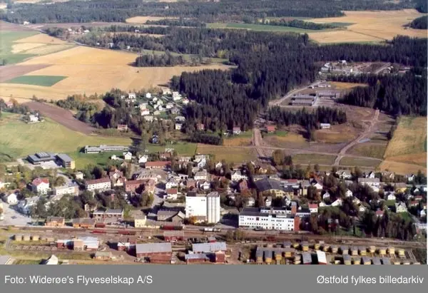 tettsted, jernbane, kornsilo, skole, skråfoto, 