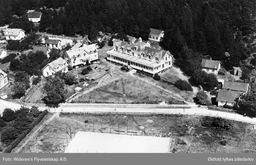 Skjærhalden bad, Hvaler ca. 1948 med tennisbane i forgrunnen. Skråfoto/flyfoto.