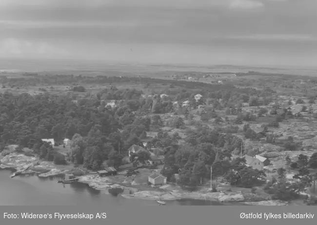 Skipstadsand på Asmaløy, Hvaler juli 1957. Flyfoto/skråfoto.