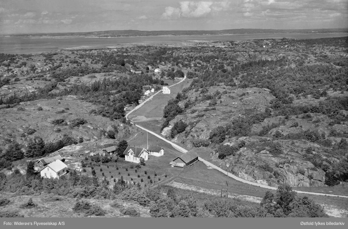 Vauer på Vesterøy på Hvaler i juli 1957. Flyfoto/skråfoto.