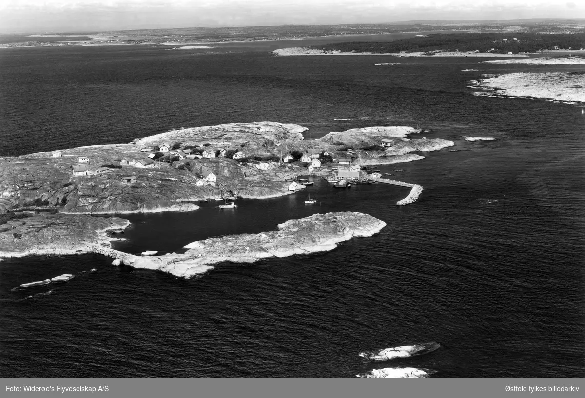 Lauer, nordre Lauer,  Hvaler, flyfoto fra juli 1964. I forgrunnen Pereskjær.