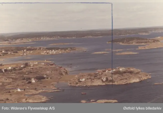 Oversiktsbilde av Toftekollen, Herføl på Hvaler, juli 1967. Skråfoto/flyfoto.