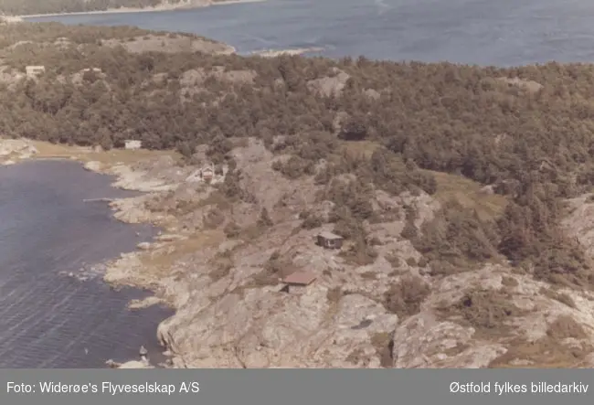 Oversiktsbilde av Gjølertangen, Søndre Sandøy på Hvaler, juli 1967. Skråfoto/flyfoto.