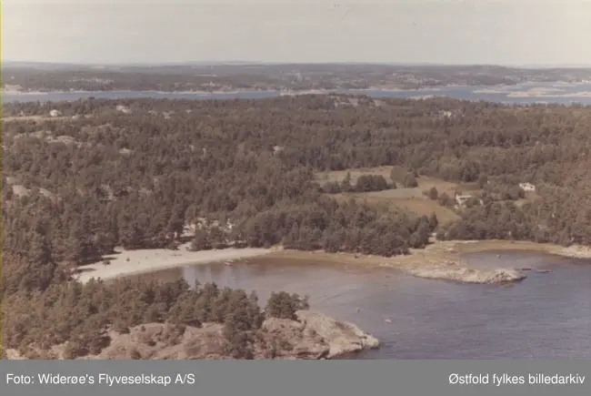 Oversiktsbilde av Stueviksand/ Stuevika på Søndre Sandøy på Hvaler, juli 1967. Skråfoto/flyfoto. Også kalt Fiskekroken.