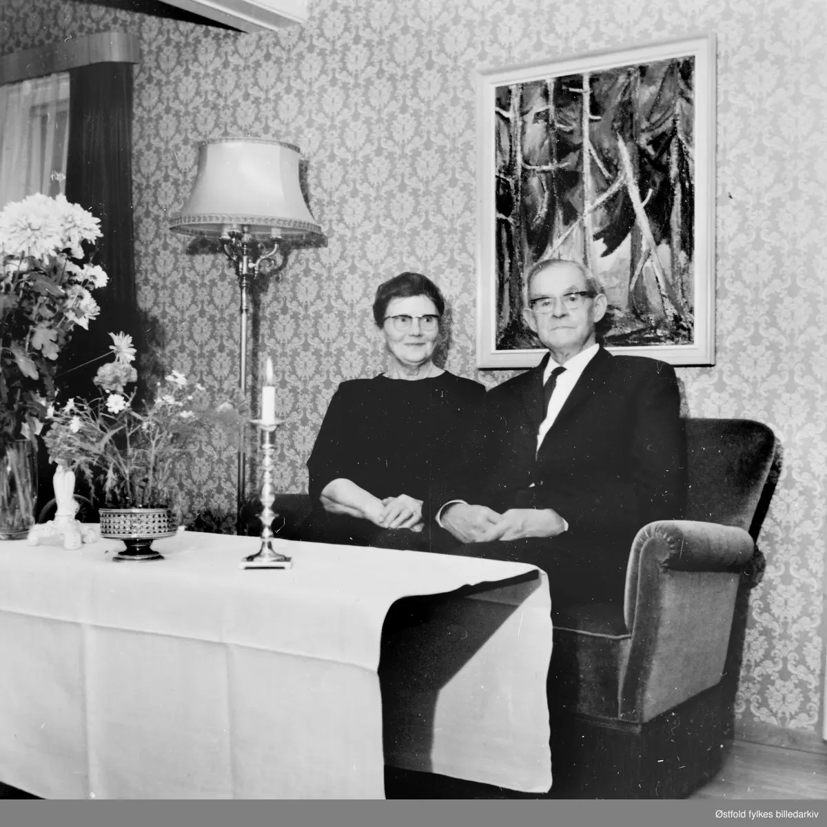Lensmann Anders Oustorp gift med Anna, i stua deres ca. 1965.

Dette er mine besteforeldre Anna og Anders Oustorp fotografert hjemme hos mine foreldre Karin (datter) og Odd Aamodt i Leikvollen 9, Skiptvet.
Odd Lauritz Aamodt, 2013.