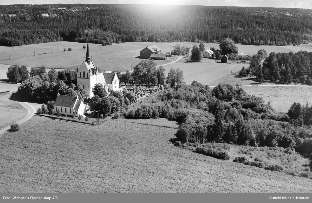 Flyfoto av Eidsberg kirke 1951.