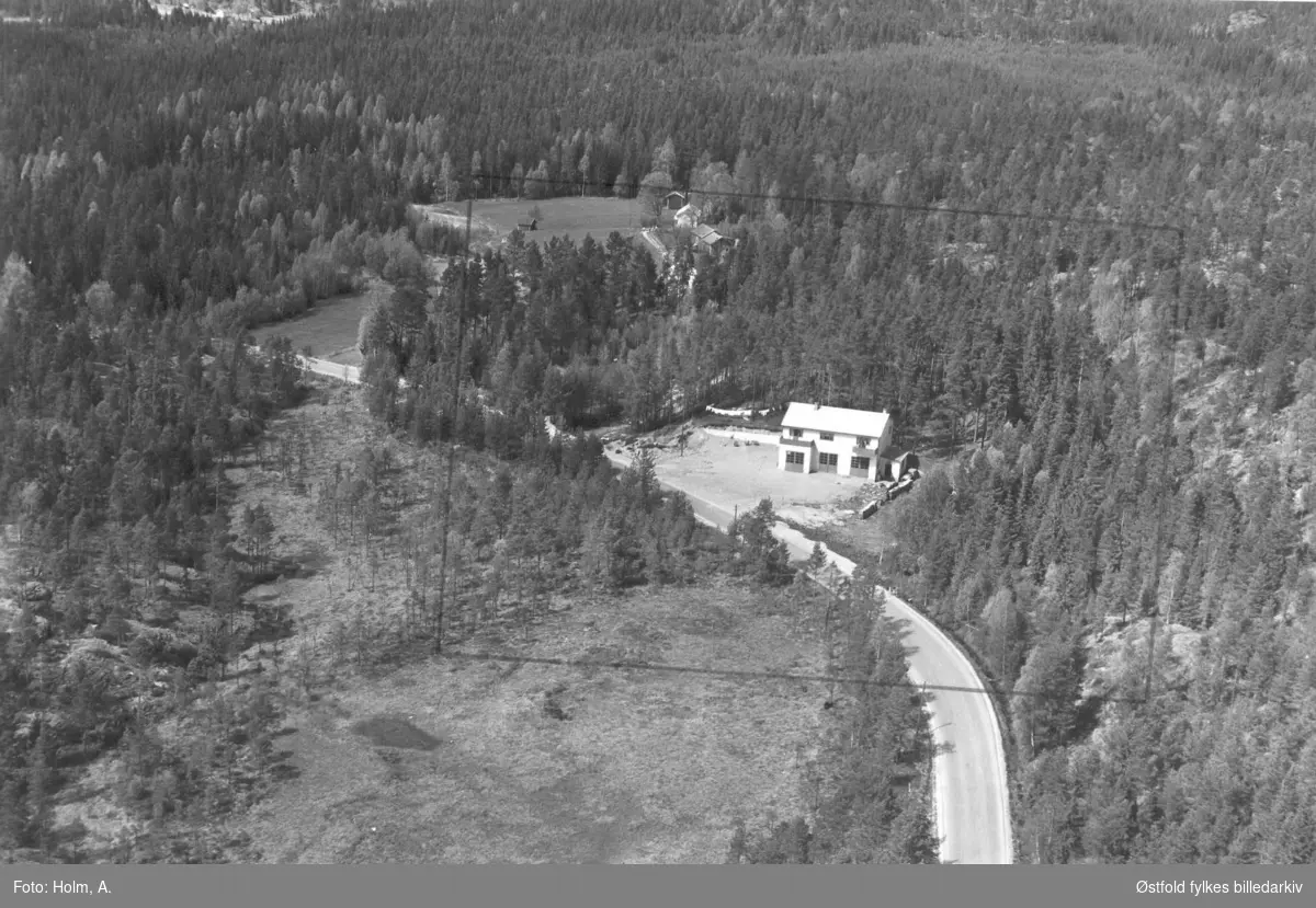 Harald Jorderud, karosseriverksted og lakkering, Fjellstad, Lundeby i Eidsberg, flyfoto fra 27. mai 1957.