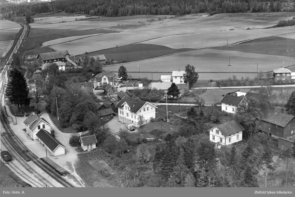 Eidsberg stasjon i Eidsberg, flyfoto fra 27. mai 1957.