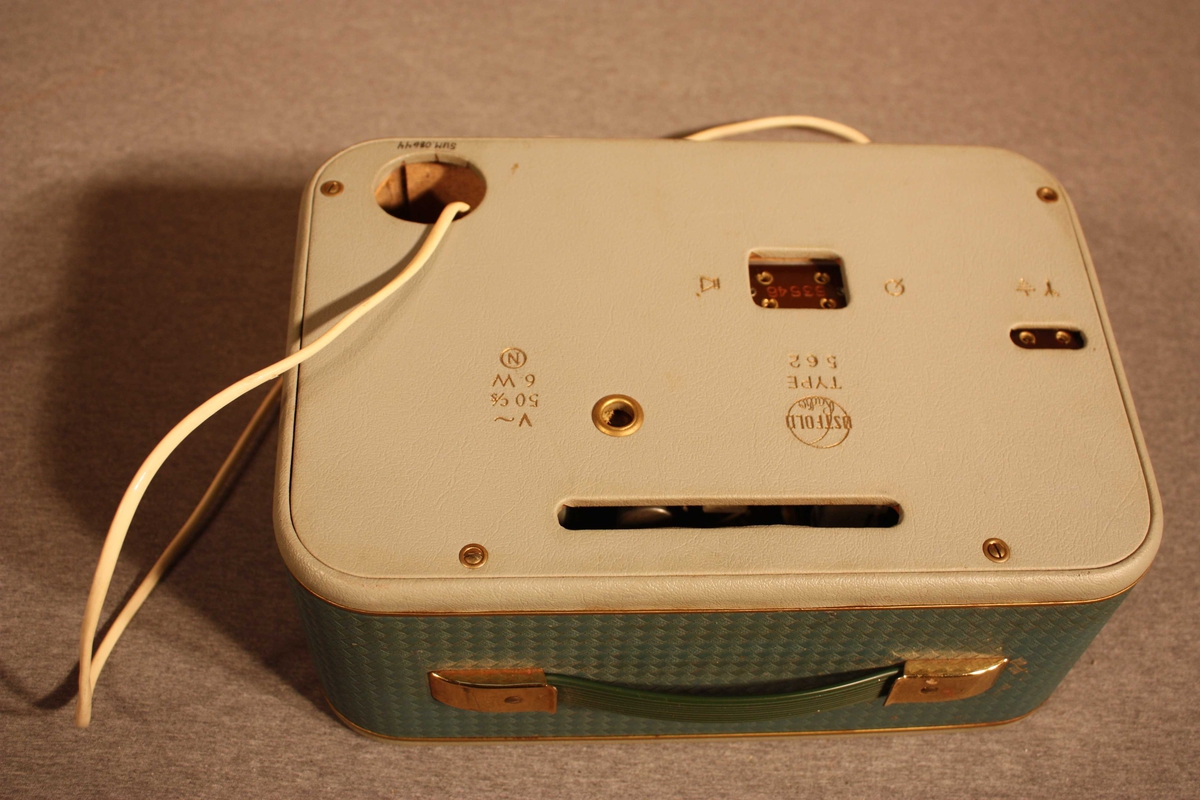 Form: Lett skråande sider slik at han er breiare nede enn oppe. Høgtalar til venstre og søkjepanel til høgre i front, hank på toppen
