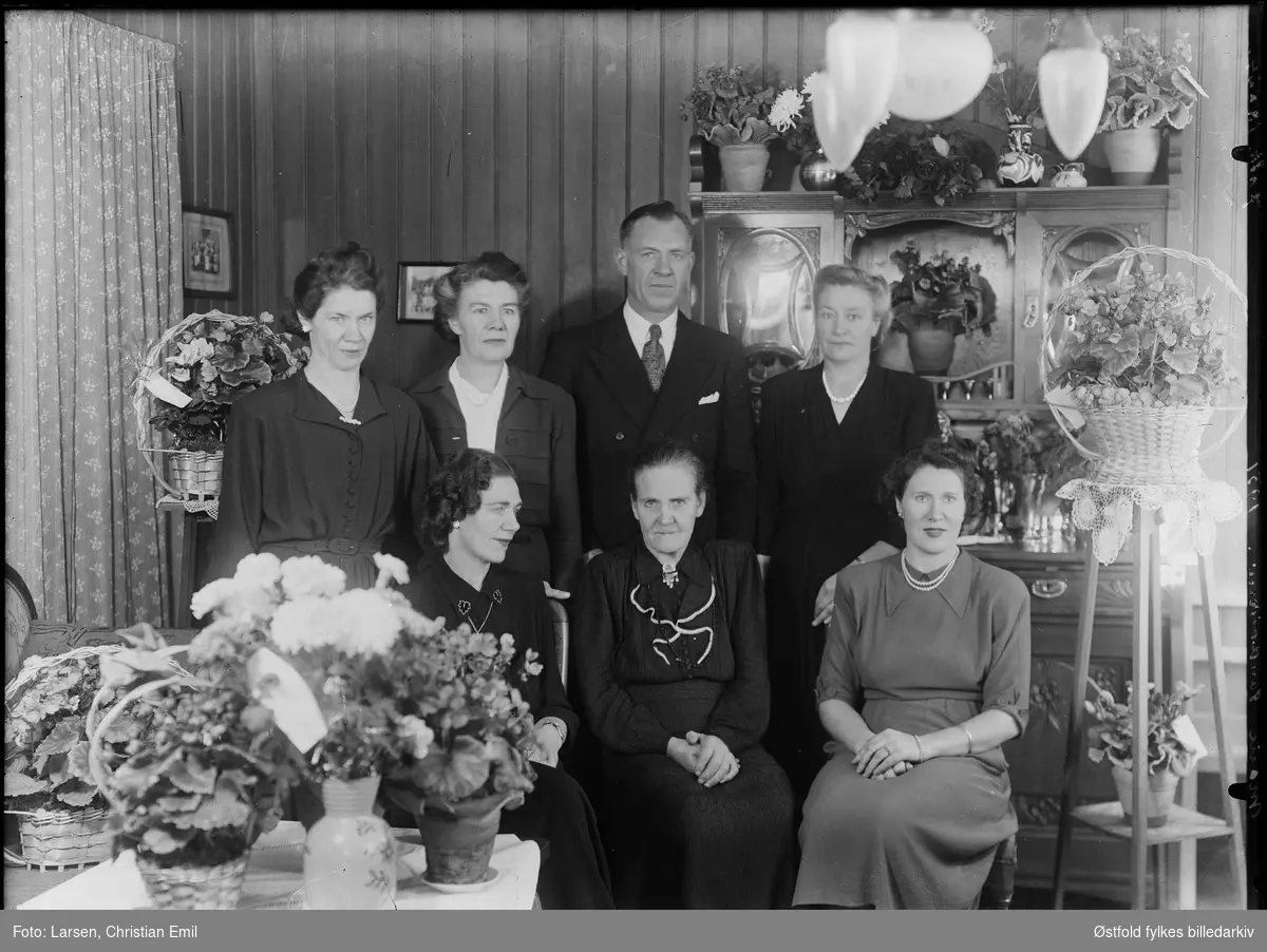 Bursdagsfeiring 1951,  kvinnen foran i midten er Torine Marie Sandviken, fra Ingedal i Skjeberg. Antakelig på hennes 75-årsdag.Marie Sandviken og Johanne M. Skjønhaug lengst til venstre, med hennes søsken.

Øverst - første rekke til venstre er:
1. Johanne Margrethe Sandviken  (ble gift Skjønhaug) 1910-1994
2.  Anne Sandviken (ble gift Martinsen)
3. Andreas Sandviken
4. Oliane Sandviken (ble gift Solheim) (Med båtmann Asbjørn Solheim i Kvastebyen)

Nederst, andre rekke fra venstre er:
1. Mayen Sandviken (gift Normann)
2. Marie Sandviken 
3. Ragnhild Sandviken  (gift Martinsen)(bror til mannen til Anne)