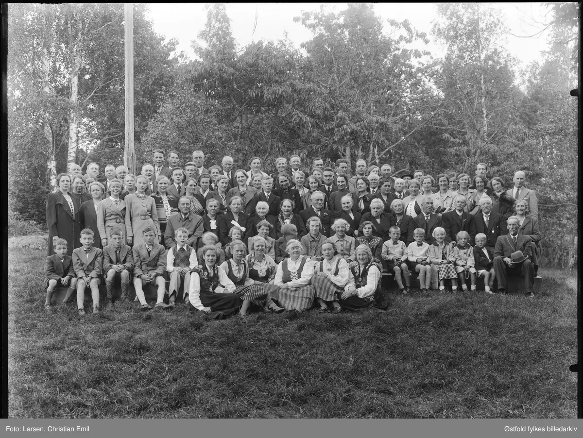 Slektsstevne på gården Sørli i Skjeberg, den 24. juni 1939. 
Gøte Olsen og Erik Olsens etterkommere samlet.