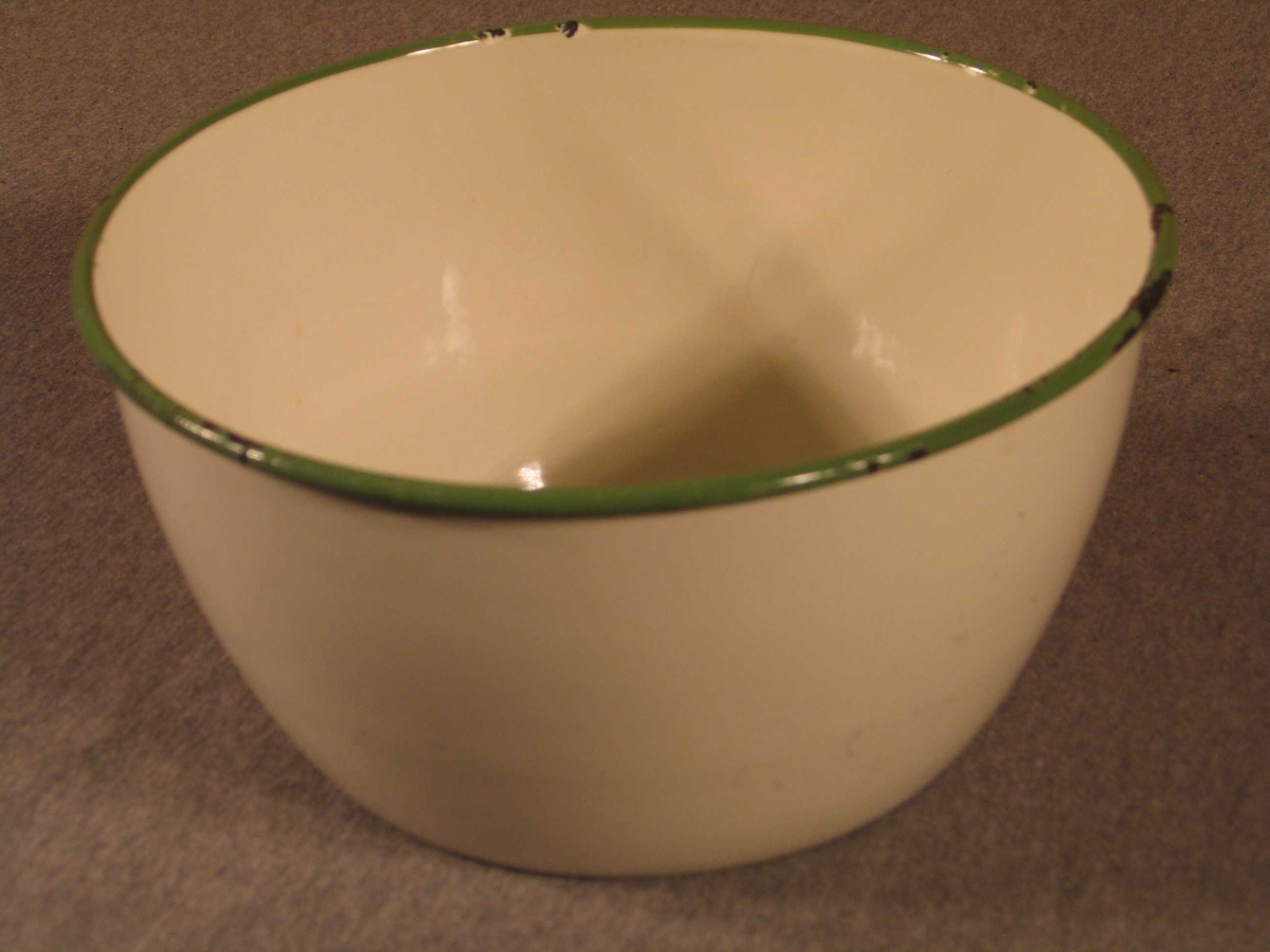 Rund bolle med mageforma korpus. Smal, utoverrulla munningsrand.