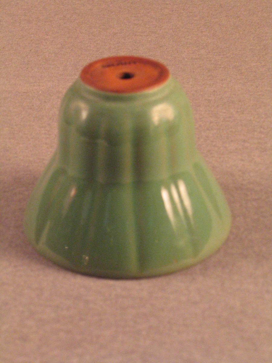 Lodrette riller rundt heile potta