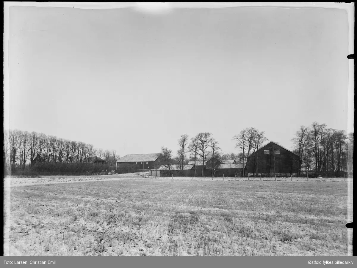 Gårdsanlegg med flere store uthus, kan de høre til  Østfold husmorskole? på Risum i Halden, 1940.