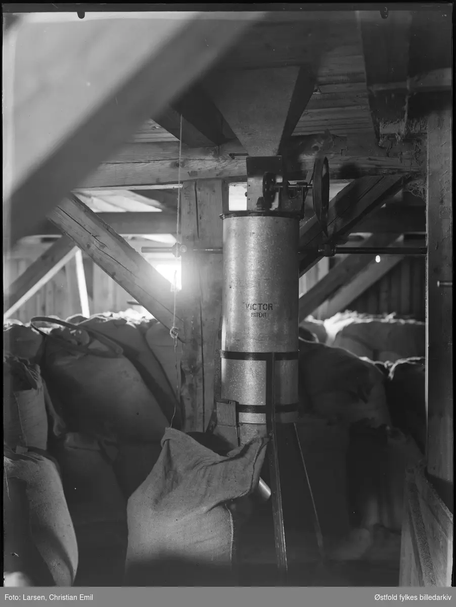 Interiør fa fabrikk/mølle? ukjent sted, Sarpsborgdistriktet 1932-33.
VICTOR Patent.