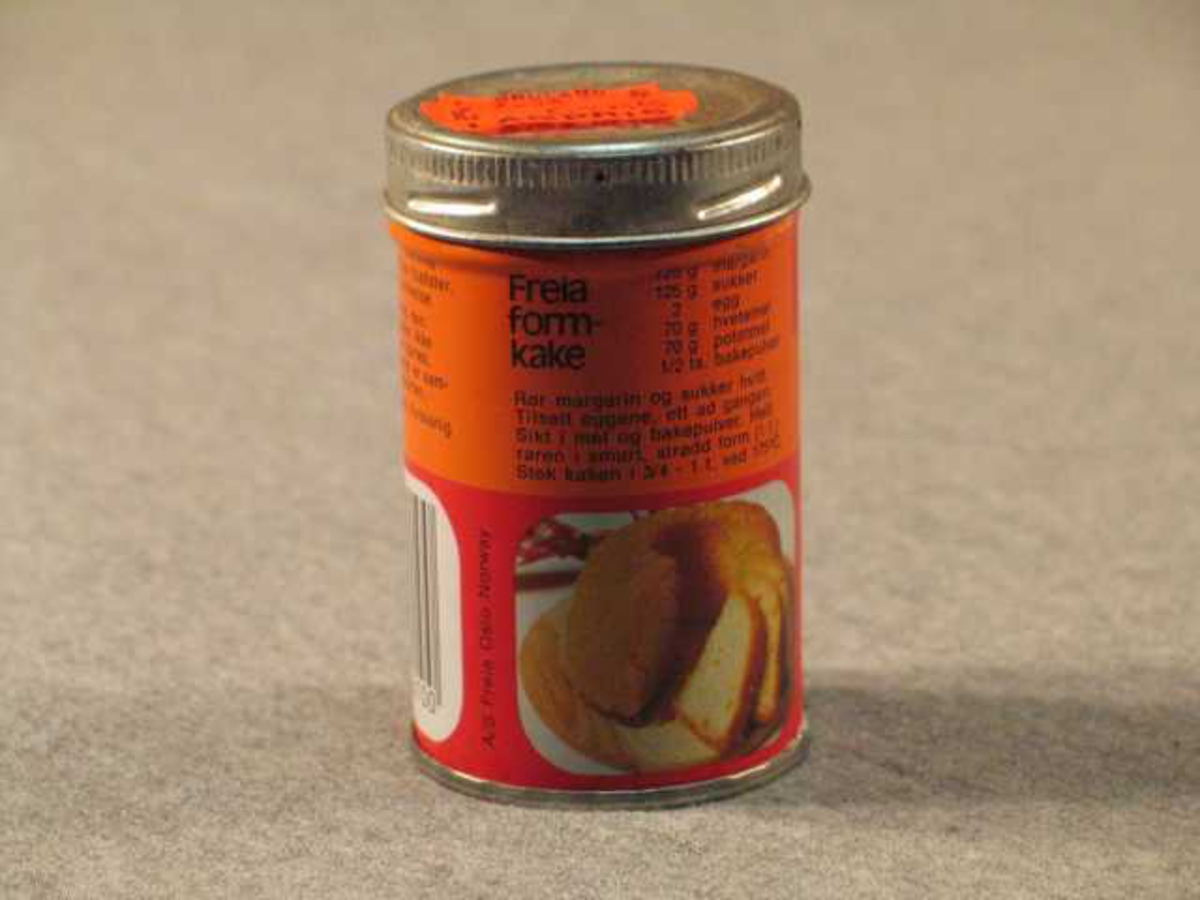 Rett blekkboks med skrulôk. Det indre pappirlöket er ikkje opna og boksen er full.
På lôket er orange prislapp frå Bruland Lågpris "7,35  6,65". Truleg betyr det  "vanleg pris" og "vår pris". det er strekkode på boksen, men butikken har truleg ikkje hatt avlesingsutstyr