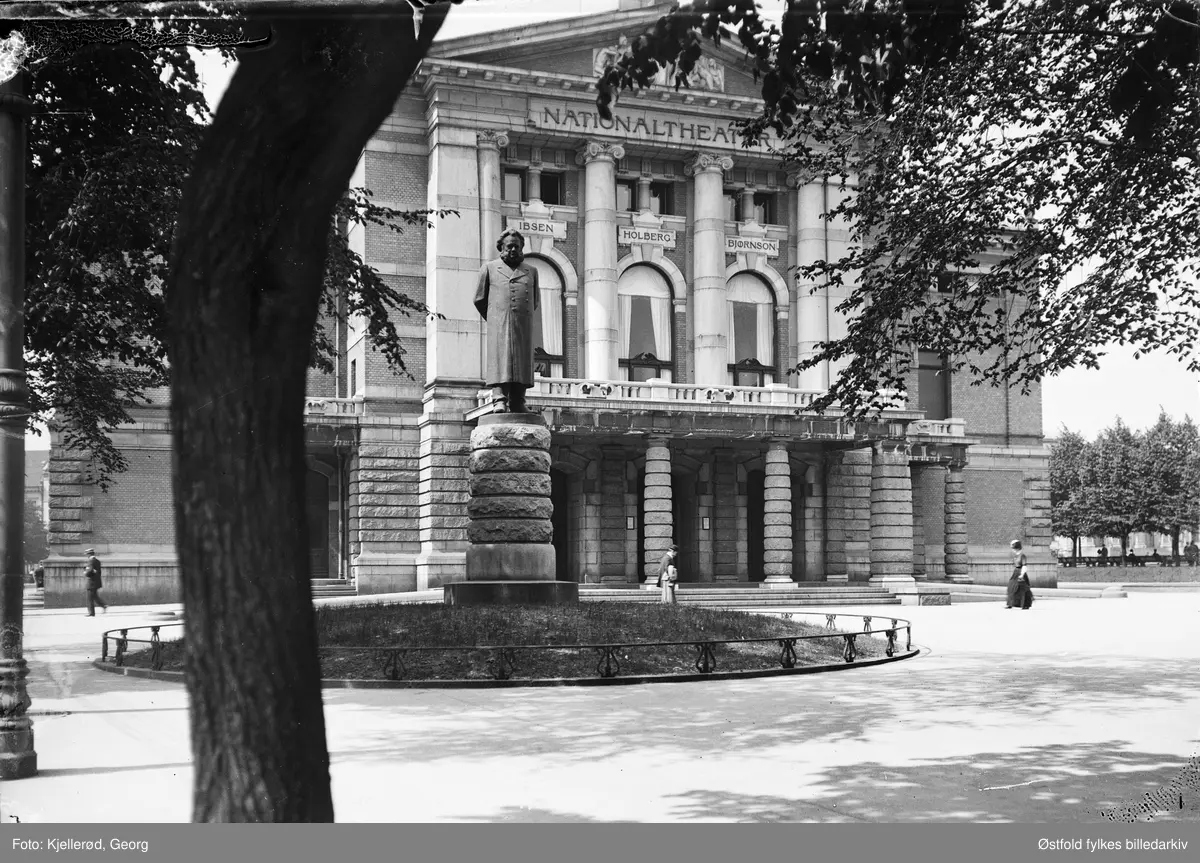 Nationaltheateret i Oslo med statuen av Bjørnstjerne Bjørnson, avduket i 1899. Srtauen er laget av Stephan Sinding.