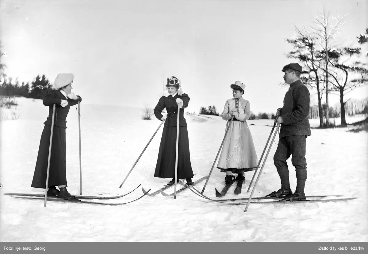 Aking og skigåing, muligens i Nordmarka i Oslo? Ukjente personer.