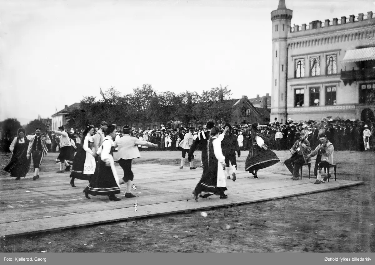 Akershus slott og festning. Festningsplassen og kommandantboligen.
17. mai 1905. Leikarring (BUL)  danser på en platting, spelemenn på fele.