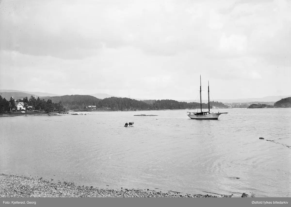 Seilbåt, lystbåt? Ukjent sted, Hankø i Onsøy, Østfold?
Samme motiv på bilde ØFB.GKJ.0309