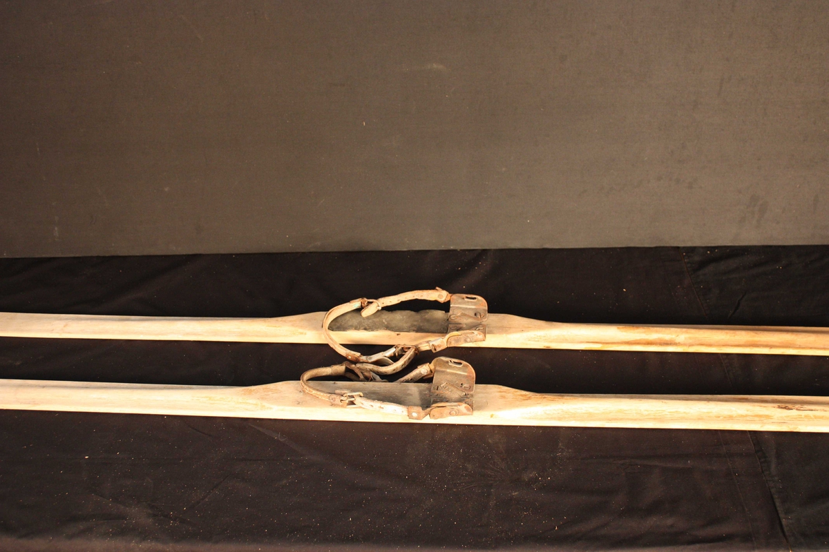 Treski med reimbindingar