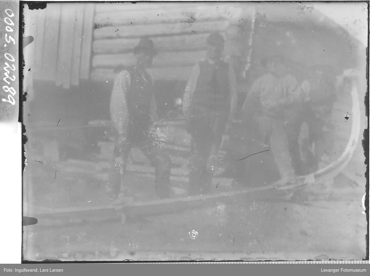 Gruppebilde av fire menn i bygningsarbeid.