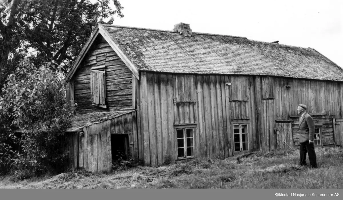 Bygningen er ca. 13 meter lang og 5 meter bred og er i to etasjer. Bredde med vinkeldel er ca. 8 meter. Bygningen består av sammenbygd stue og uthus/fjøs, vedbod i vinkel. Stue/ kjøkken og fjøs er i laftet tømmer. Låven og vedboden er i reisverk. Bygningen står på en gråsteinsmur